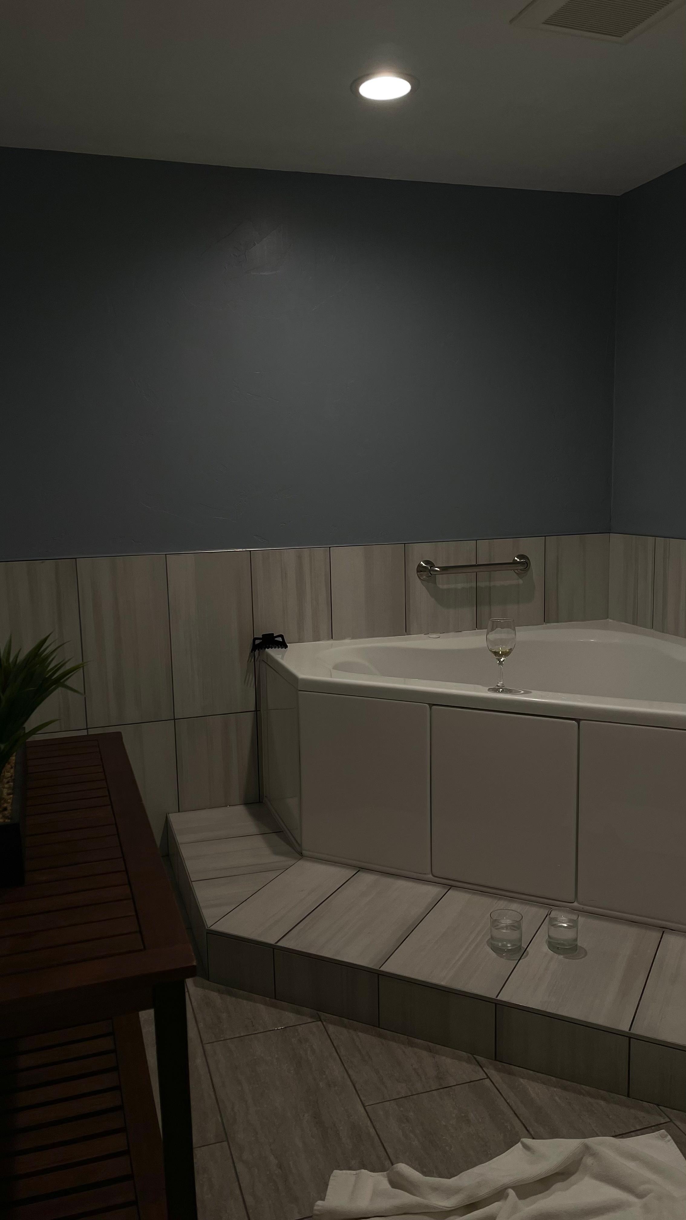 The jacuzzi in the Room, with space for two 👏