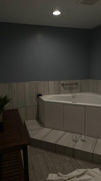 The jacuzzi in the Room, with space for two 👏