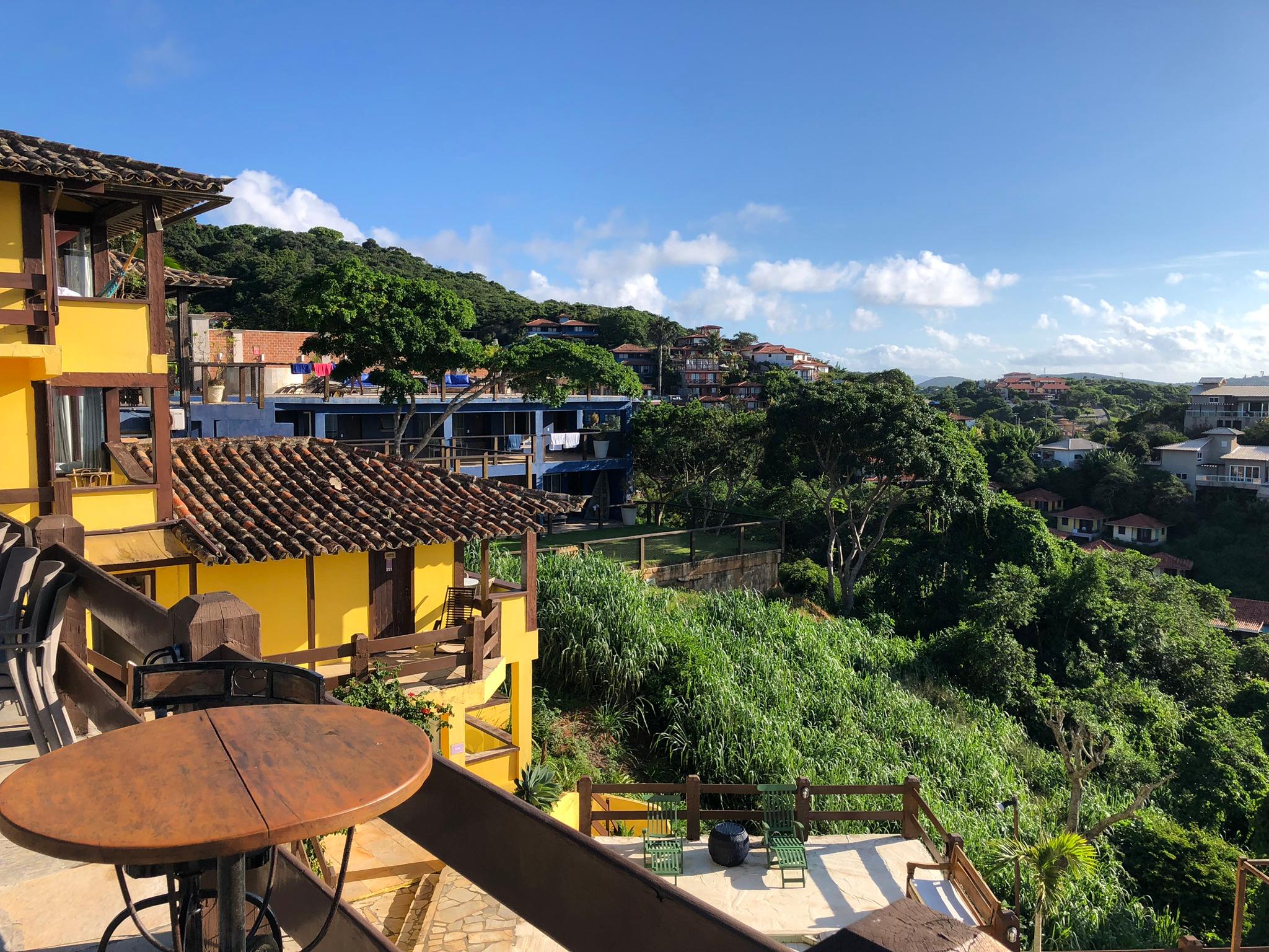 Vista do deck da piscina.  