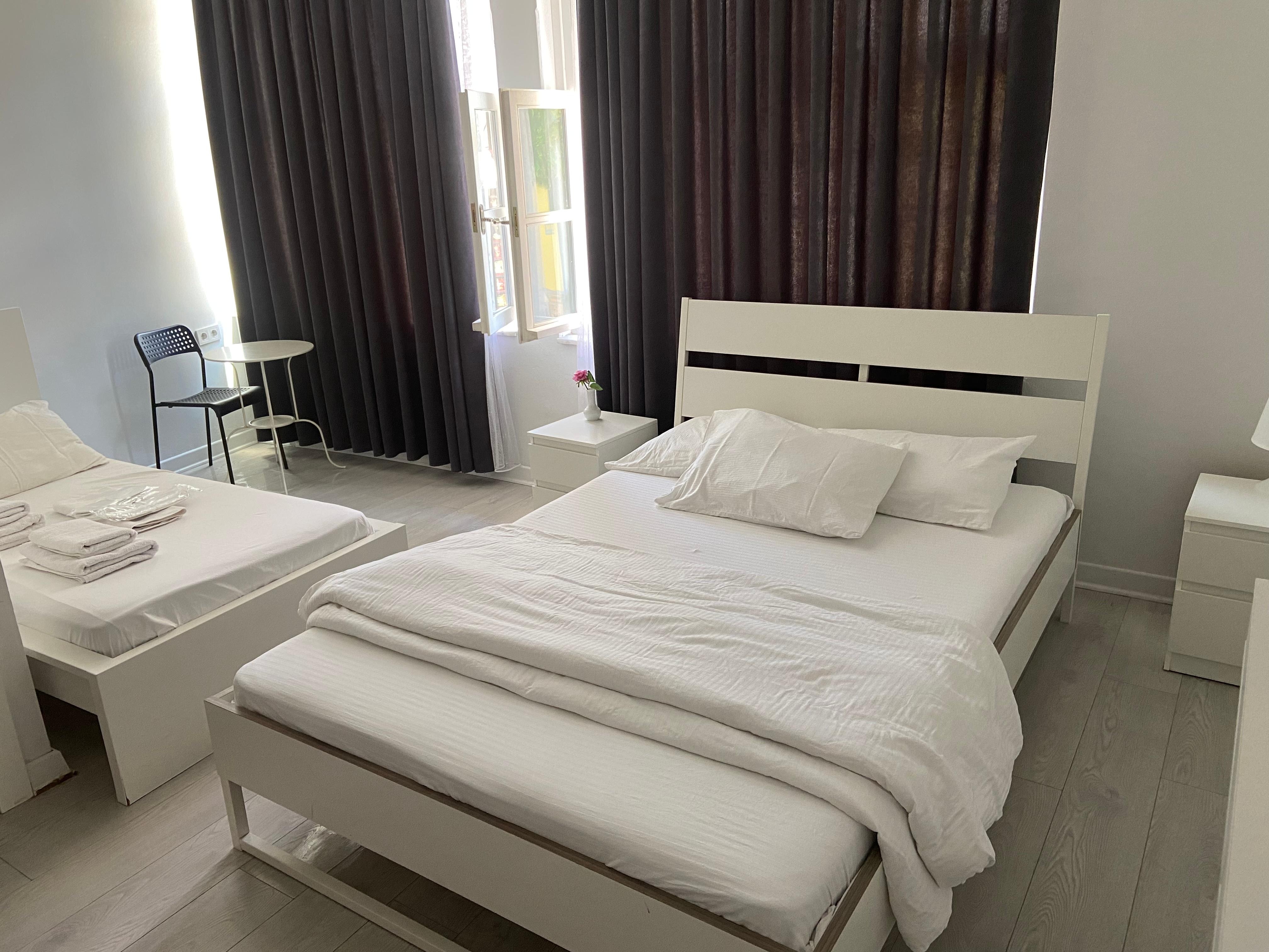 Jeg leide et fint tremannsrom i første etasje.