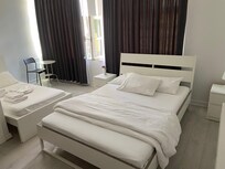 Jeg leide et fint tremannsrom i første etasje.