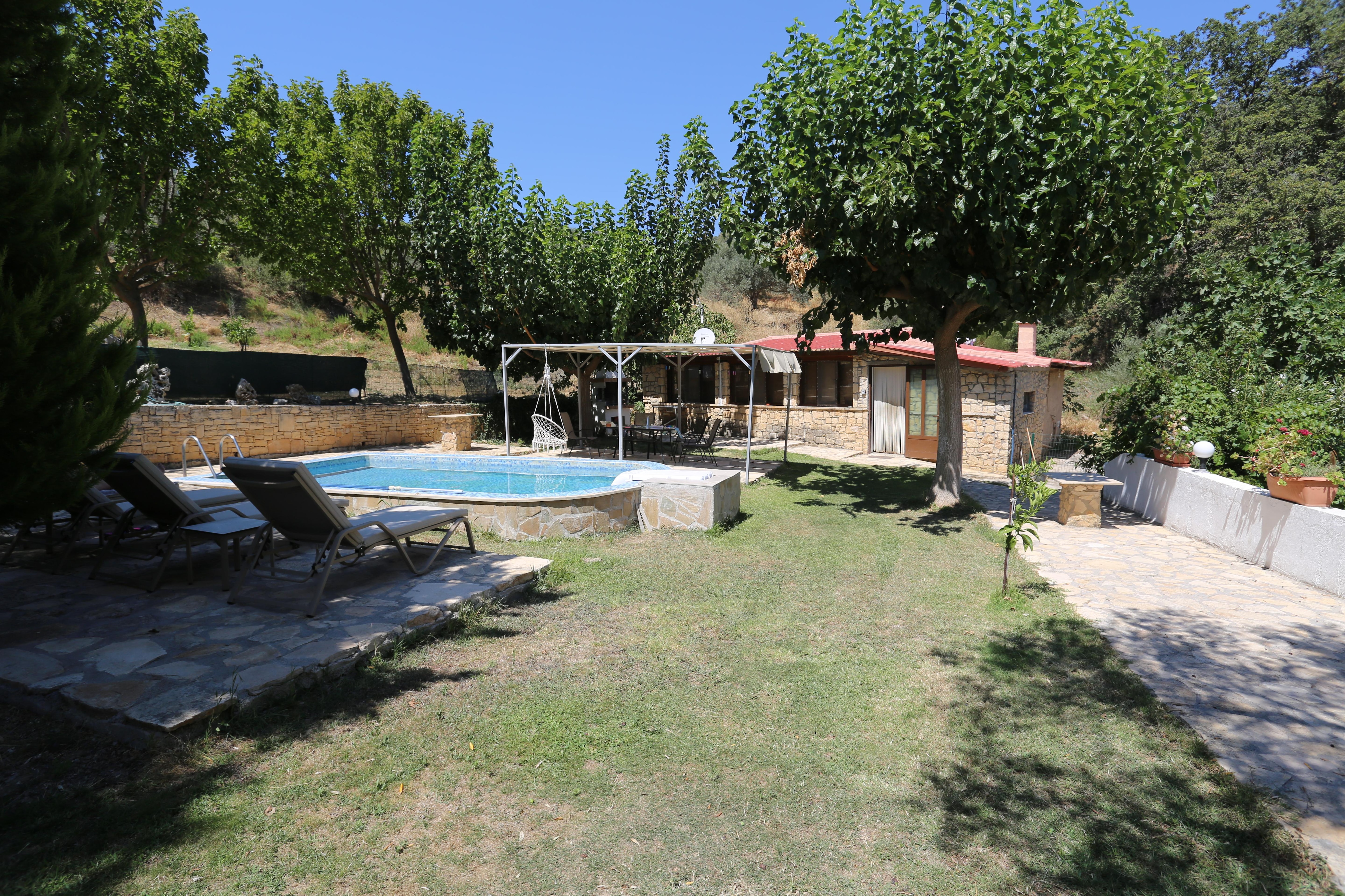 Grundstück vom Tor aus. PKW davor parken. Oben am Tor ist ein Riegel.