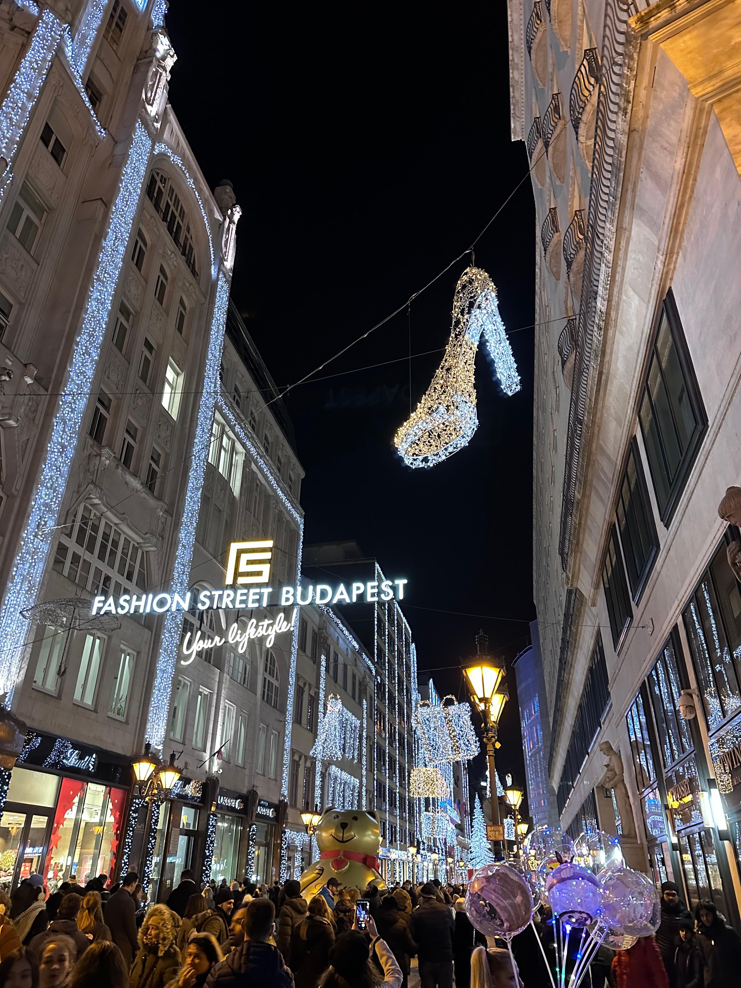 Avenue animée avec ses marches de noël 