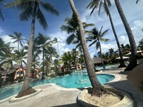 Esta piscina es cerca de la piscina de niños tienes opción de ver a tu niño desde esta piscina