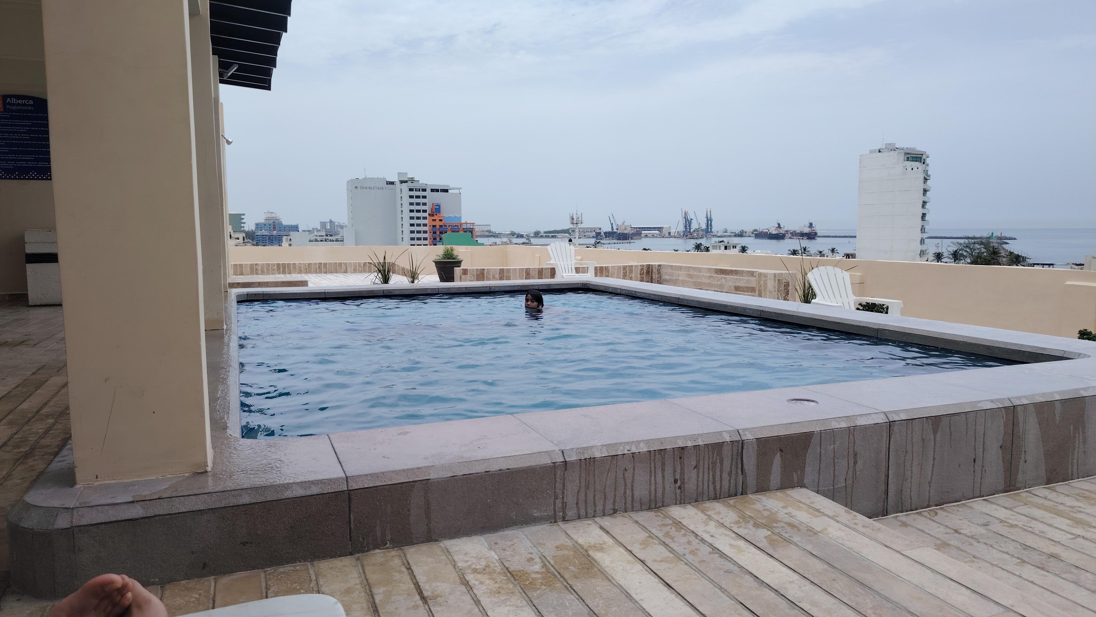 La ubicación del hotel está muy bien y tiene una vista muy hermosa