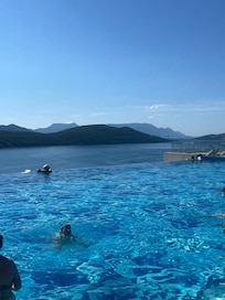 Infinity pool