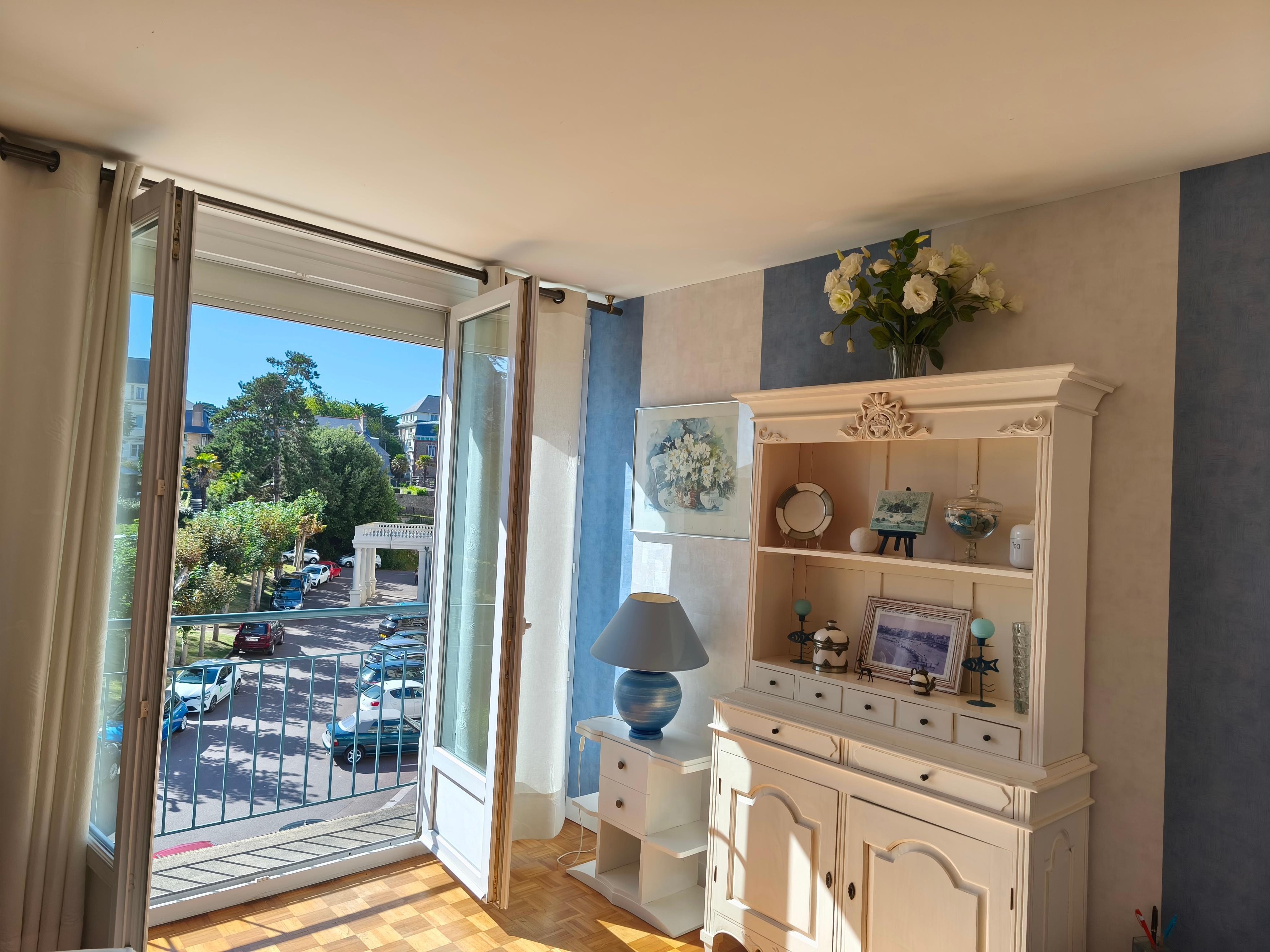 Wohnzimmer mit seitlichen Meerblick 