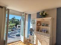 Wohnzimmer mit seitlichen Meerblick