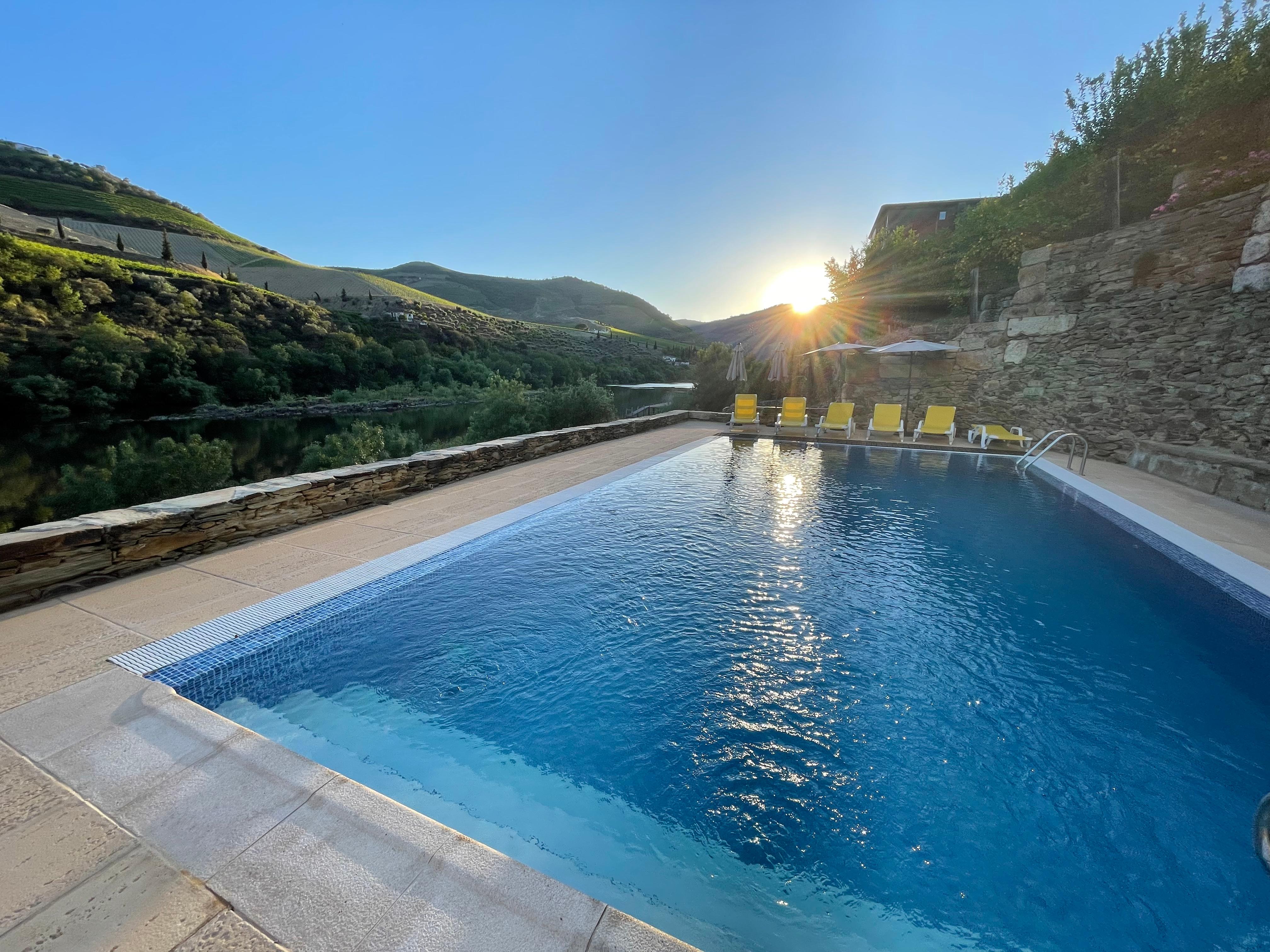 Coucher de soleil de la terrasse de la piscine 