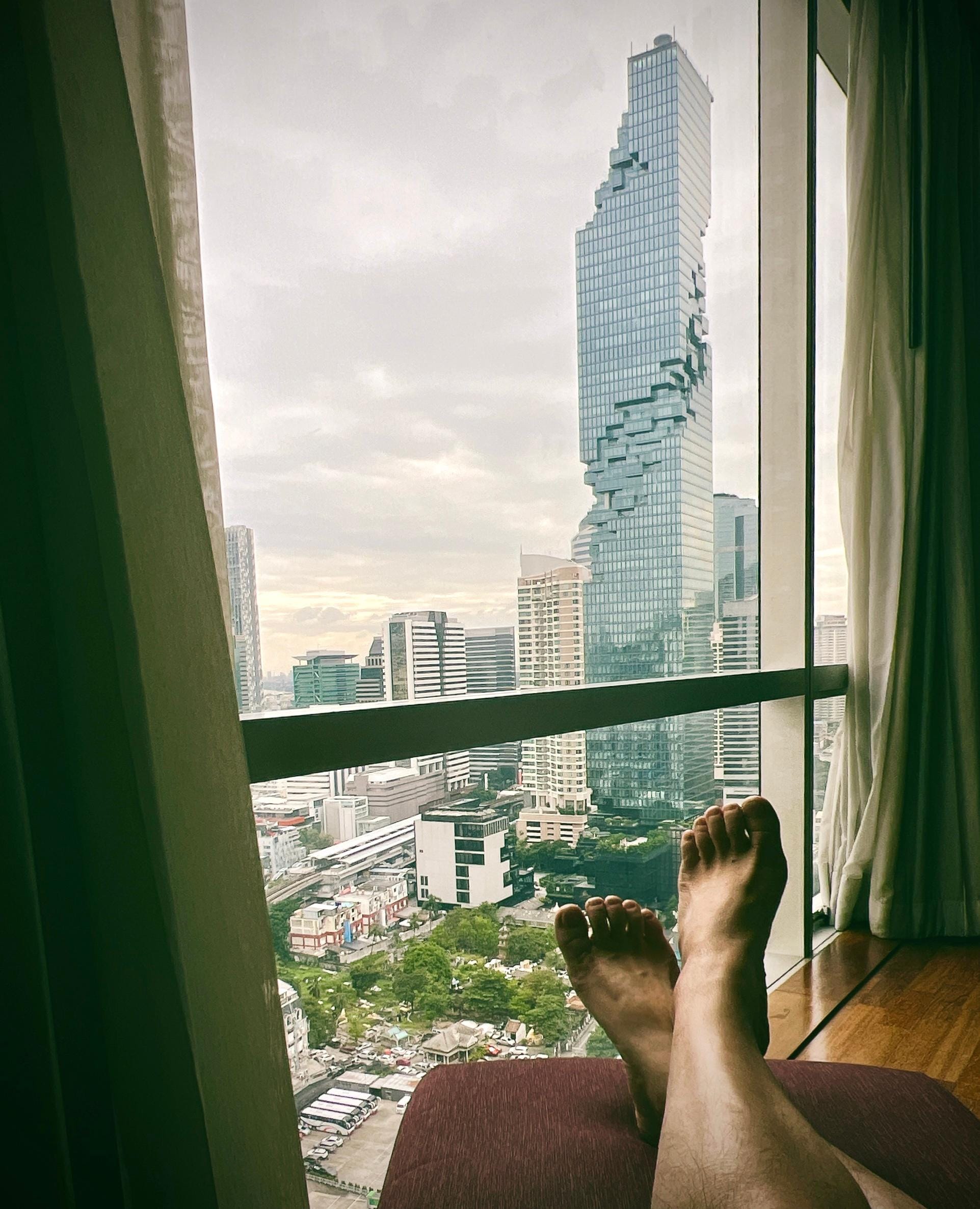 窗外可以看到王權瑪哈納功大廈