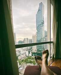 窗外可以看到王權瑪哈納功大廈