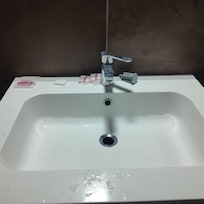 Nessun portasapone, né portaspazzolino, né kit di cortesia (a parte qualche sparita bustina di sapone)