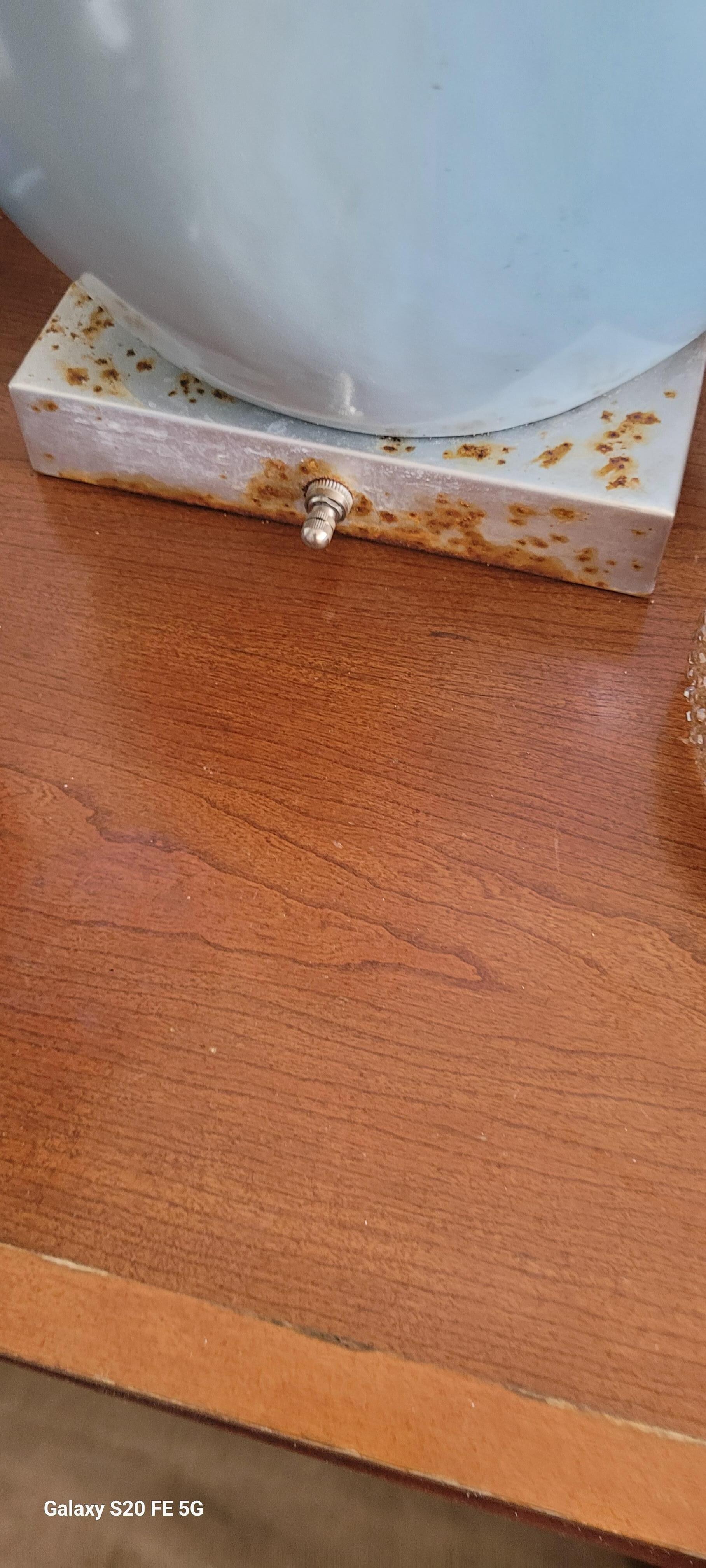Rusty lamp 