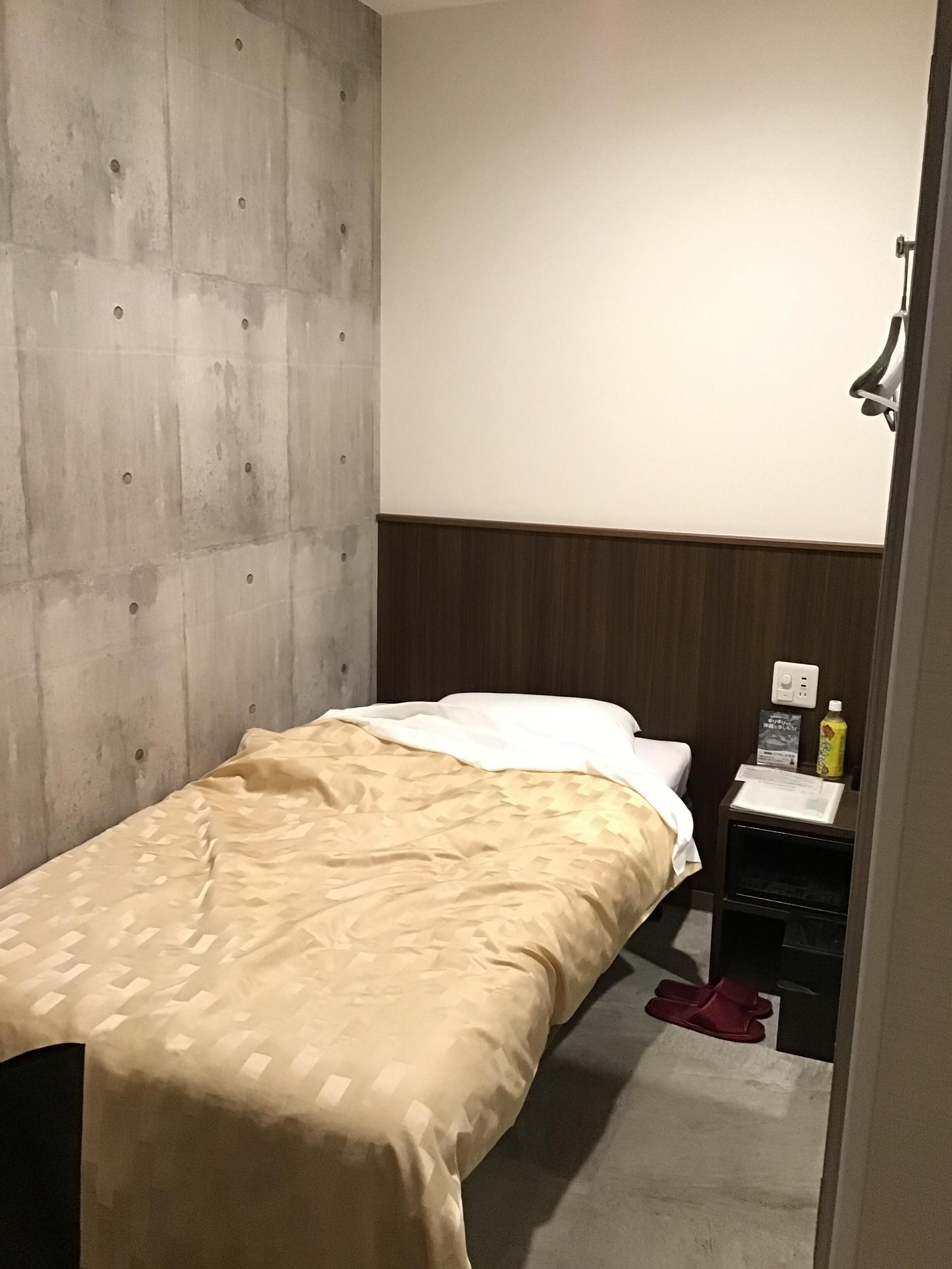 チェックアウト直前に撮ったので、ベッドメイク崩れてます😅スーツケースなどはベッドの下に置くこともできます。
