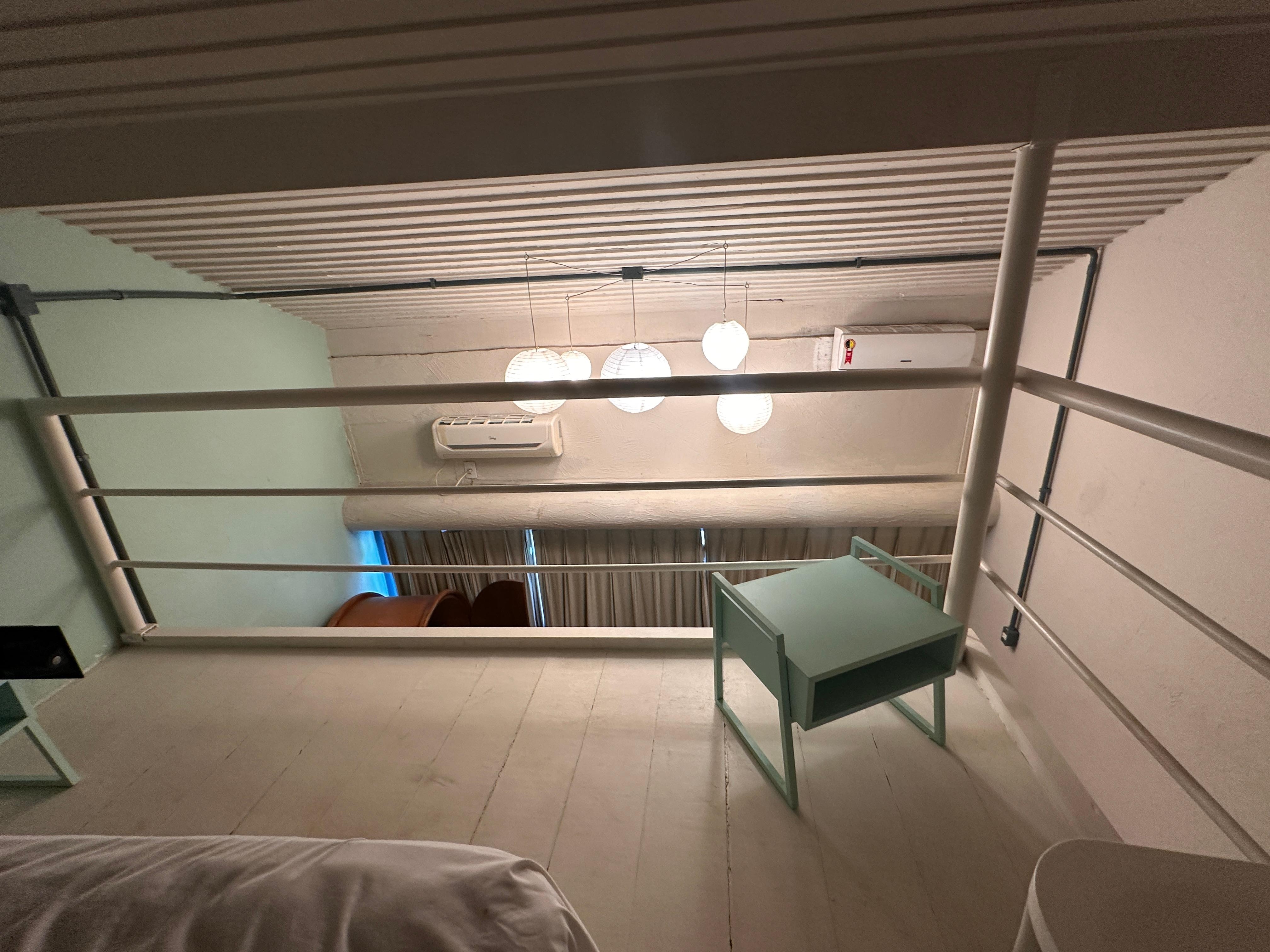 Grades muito largas, muito perigoso para crianças pequenas. E a parte de baixo não tinha grade impedindo a subida da criança para o segundo andar.