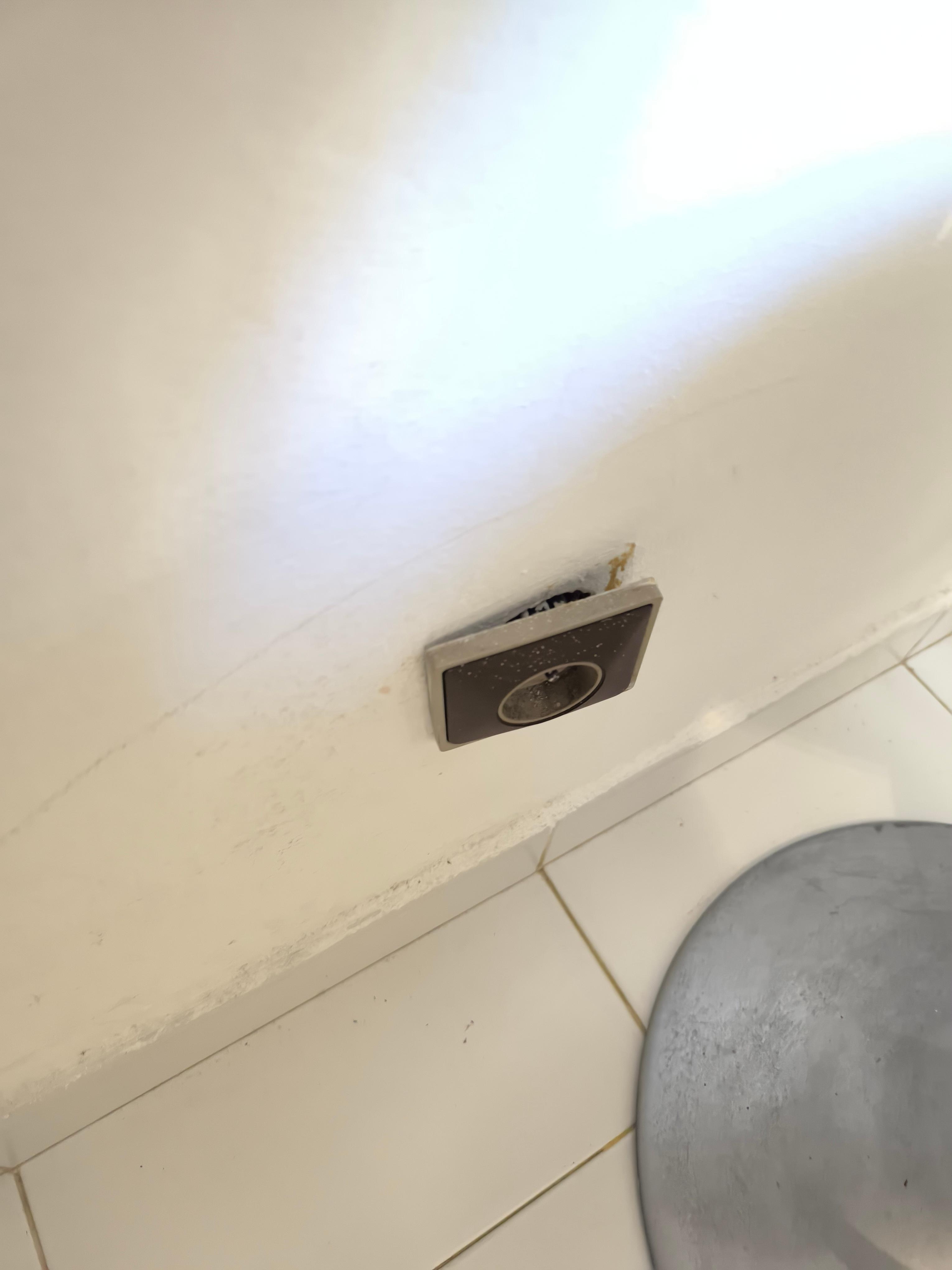 Prise arrachée du mur 