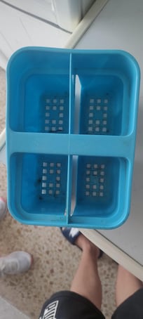 Esto era para escurrir los cubiertos ...así estaba todo el piso ..no puedo cargar más fotos porque no me deja ...pero tengo un monton