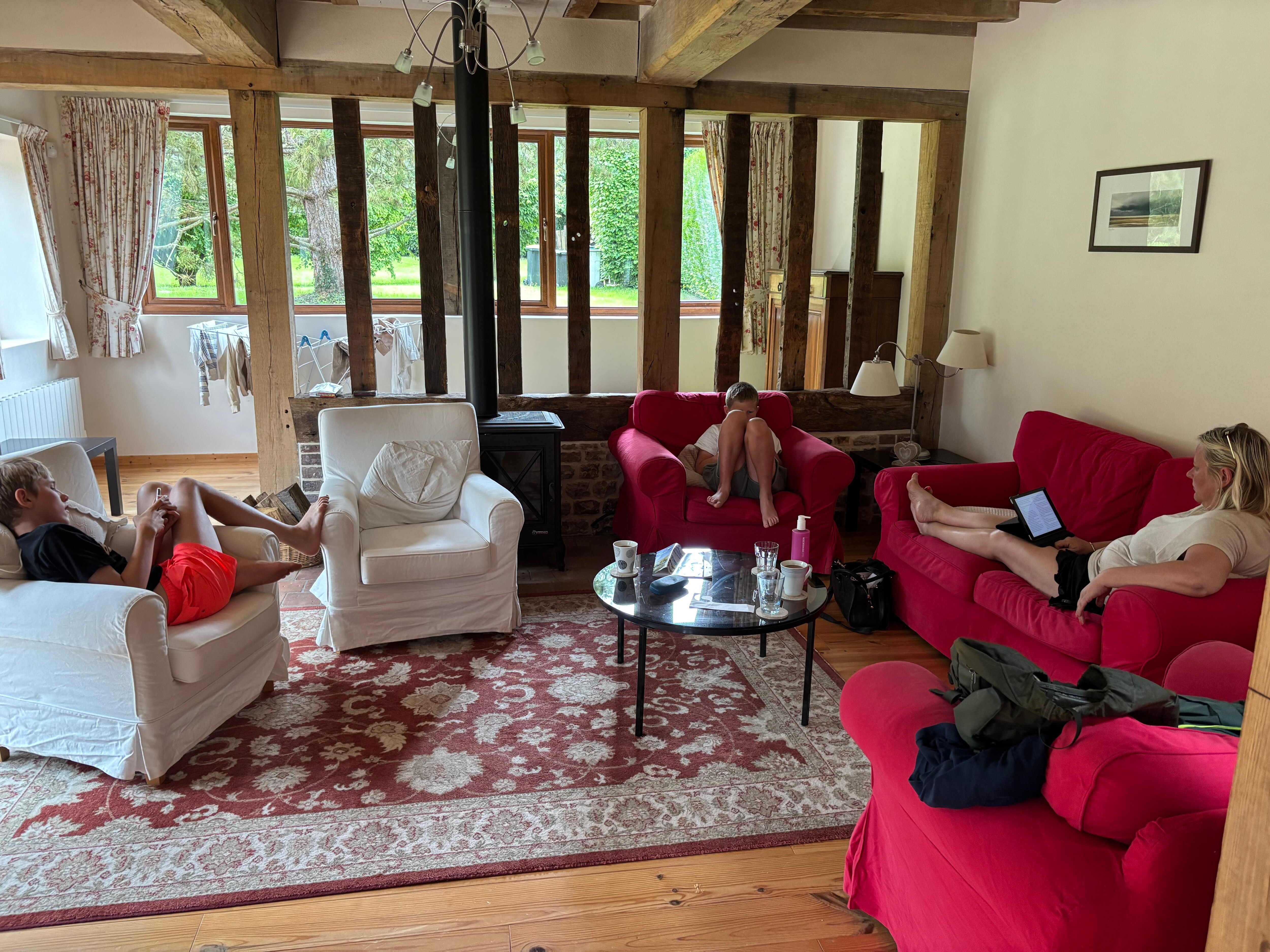 Relaxing time en the living room, with room enough for all.