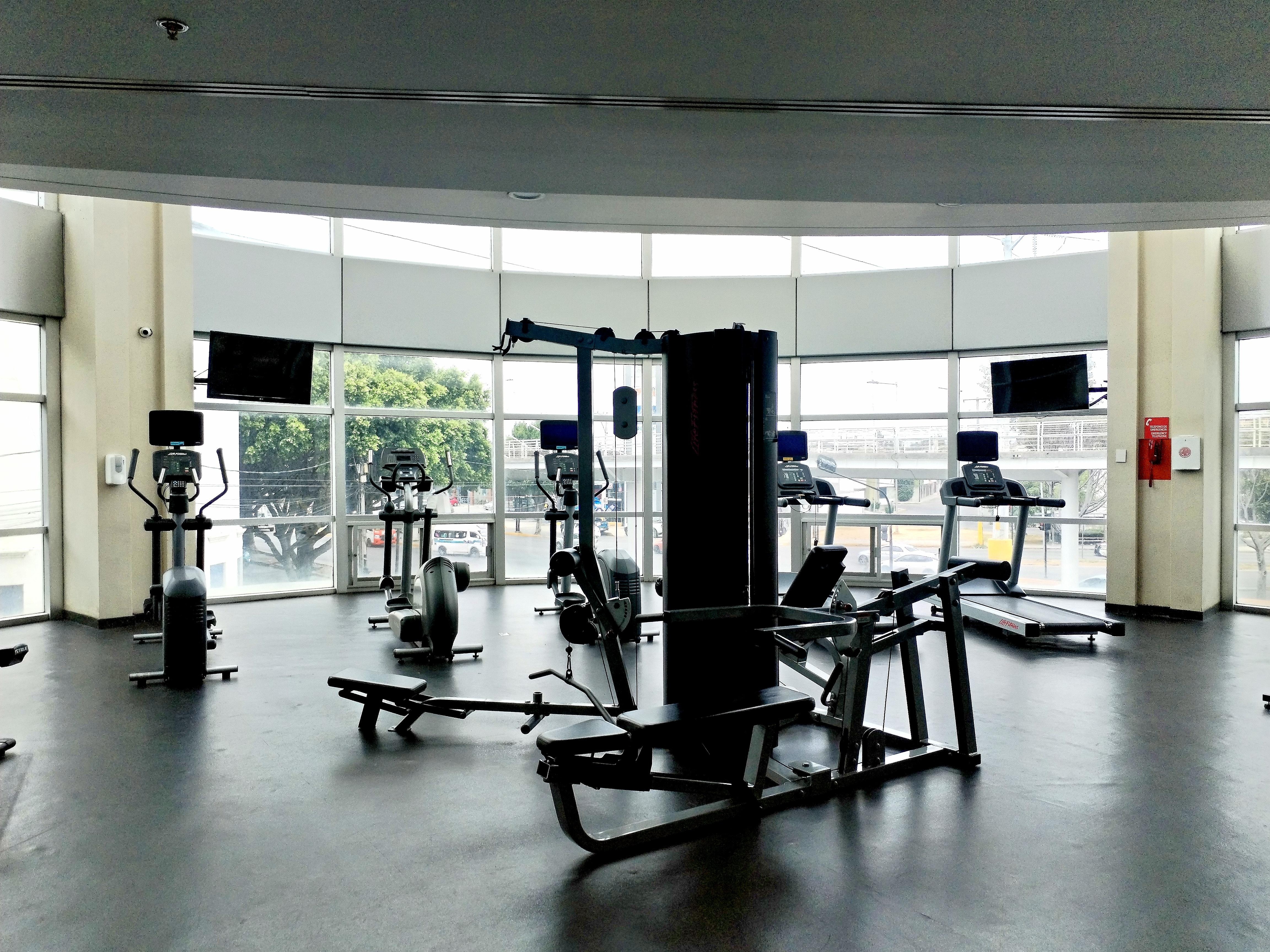 Gimnasio completo y espacioso. 