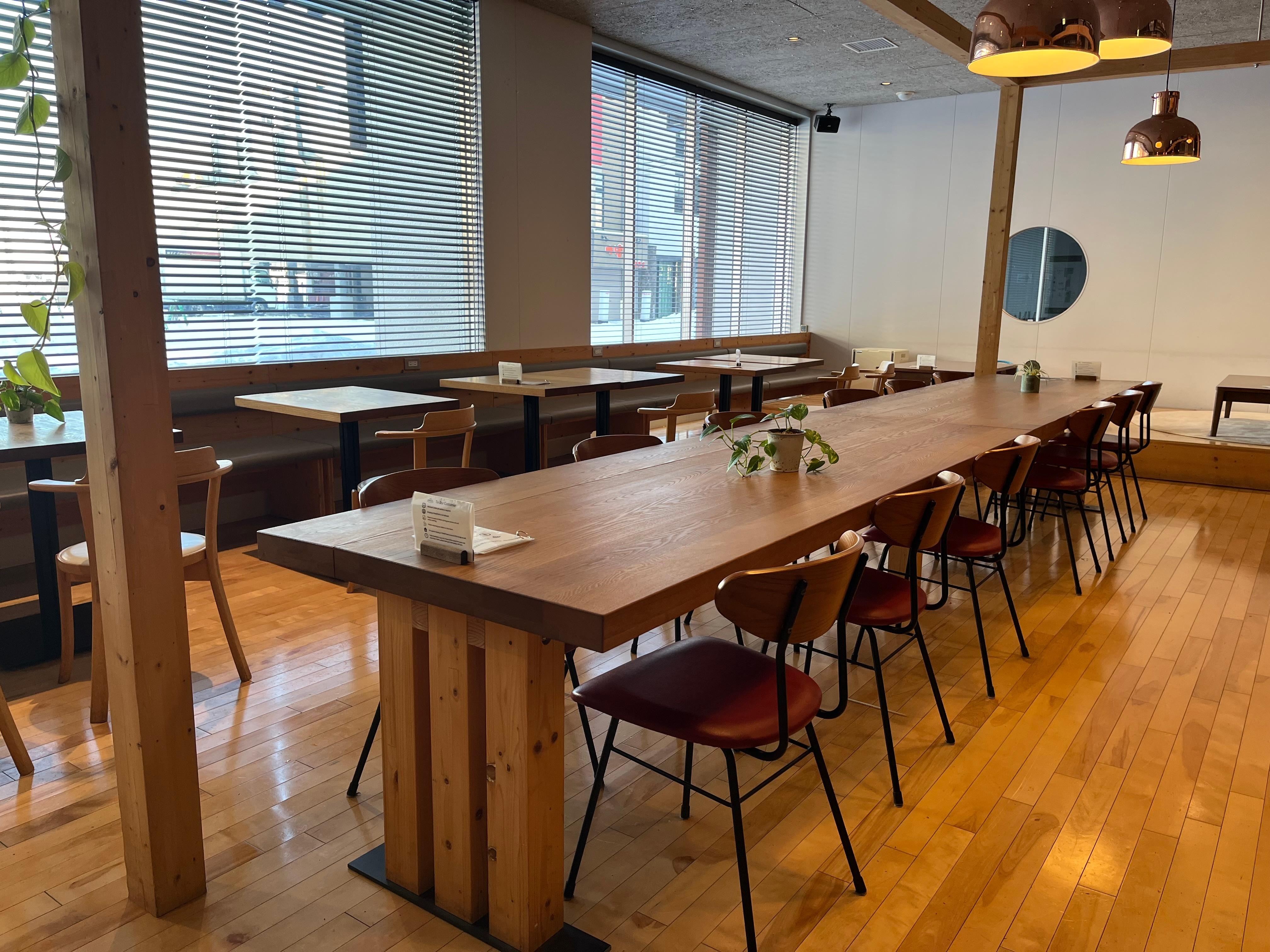 地下其實是一個餐廳，需要購買一點東西才可以在這個地方工作，我覺得還好，寧靜一點，給我有一點空間做工作上的事