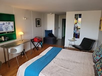 Bel espace et... lit king size !