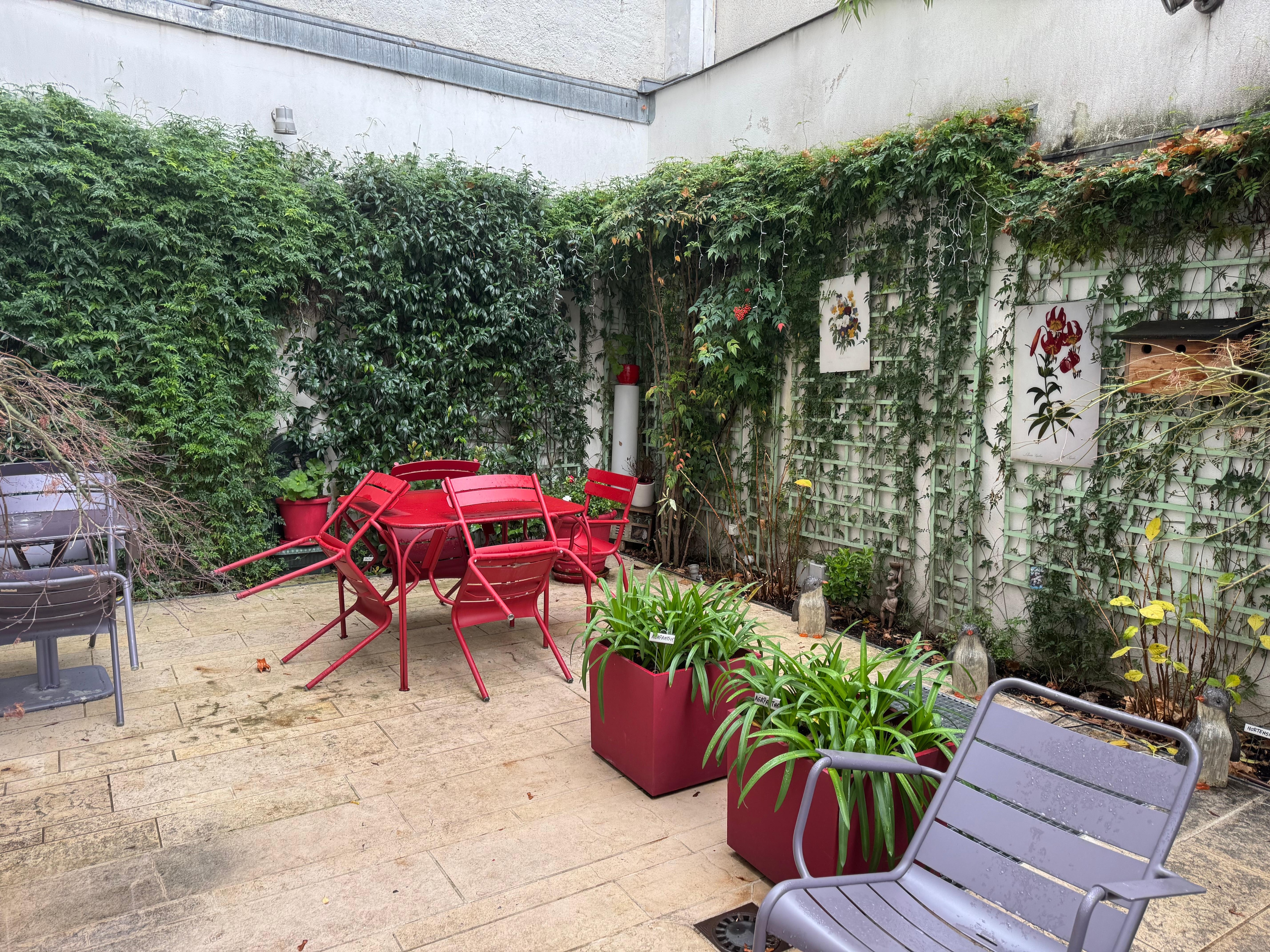 Un petit patio avec différentes essences. Une invitation aux senteurs