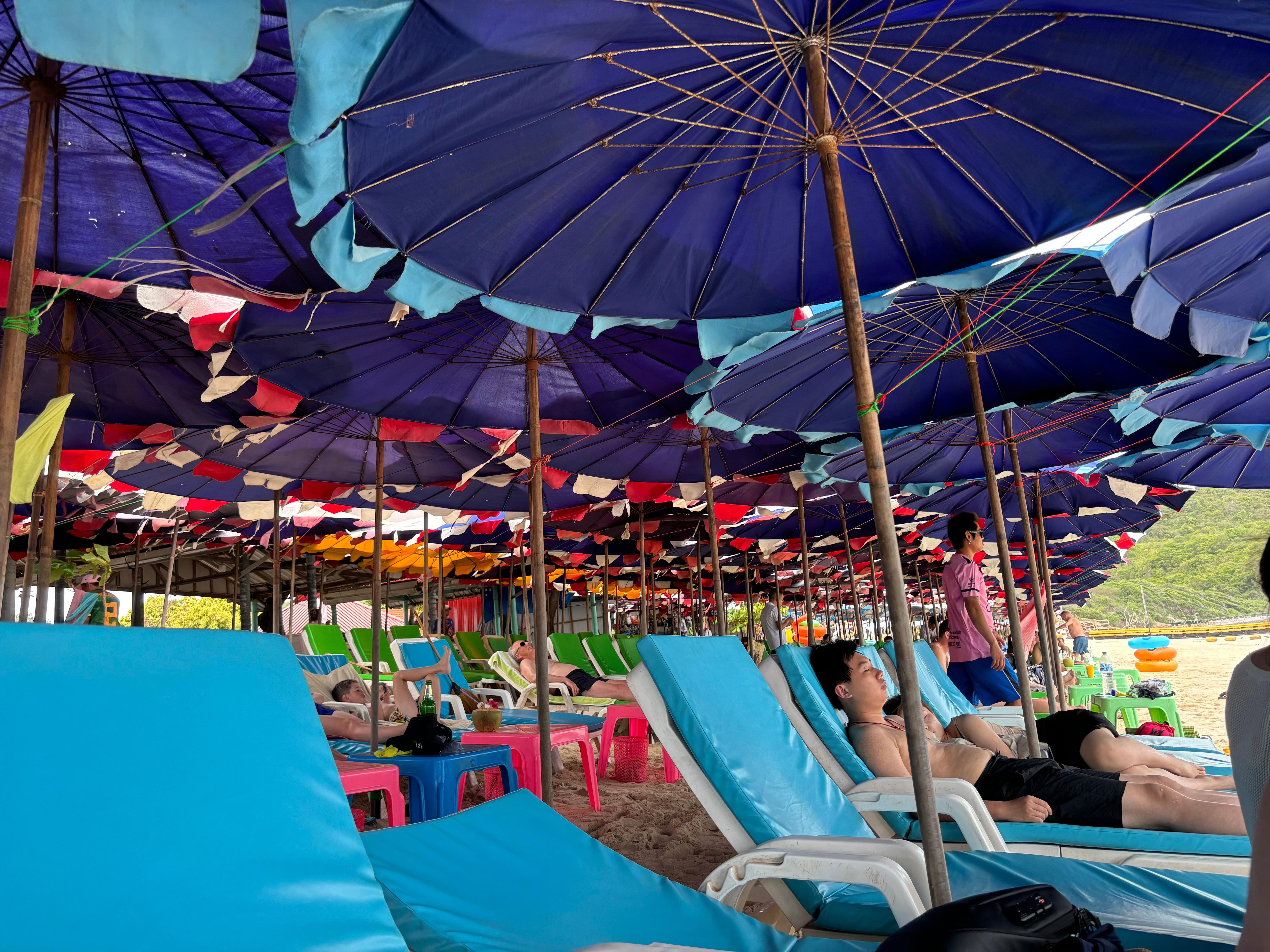 ホテルを出てすぐのビーチ