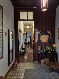 Corredor interno do Hotel onde ficam alguns quartos