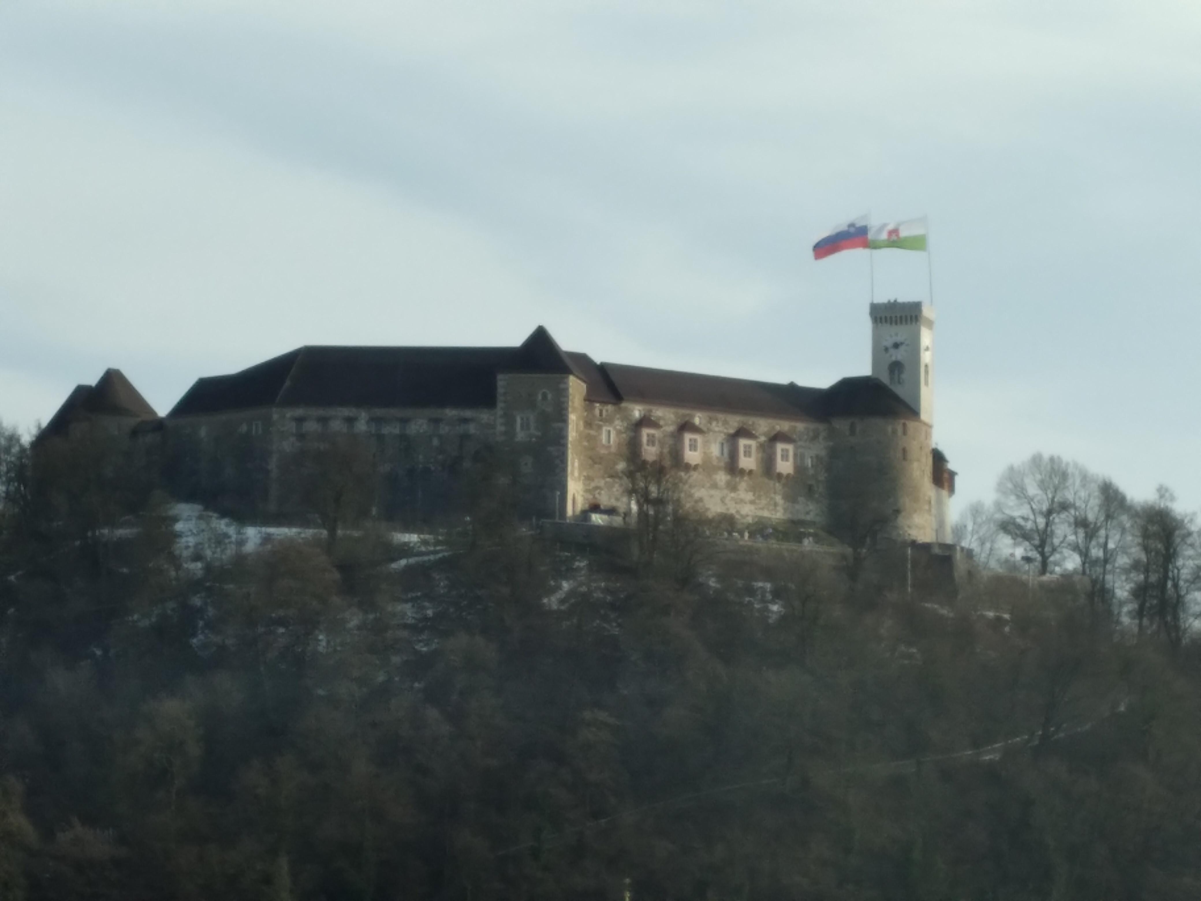 Foto tirada da janela do quarto. Vê-se ao fundo o Castelo de Llubliana.