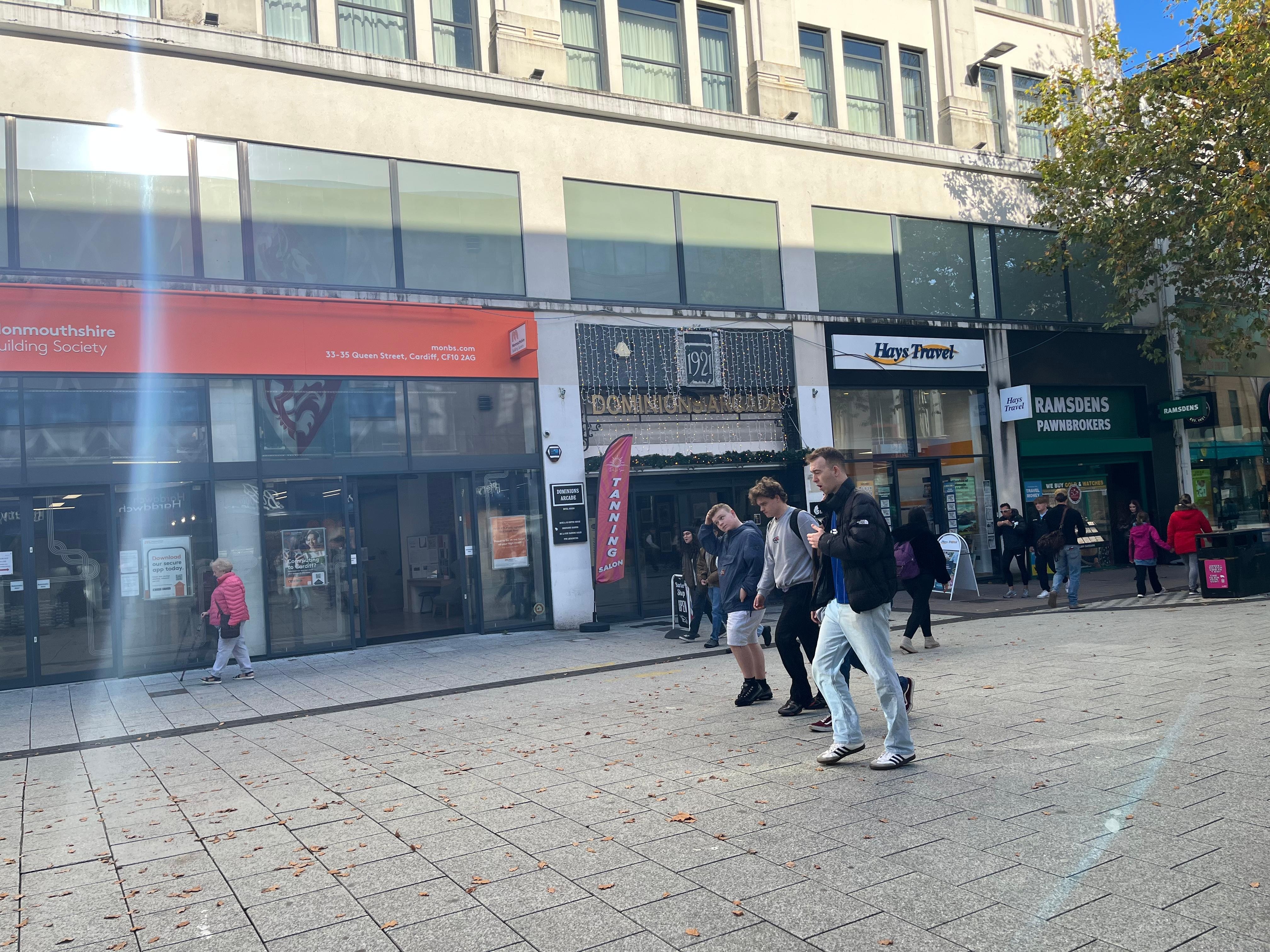 The entrance to the hotel is nothing like the photo in the description. It's between two shops in this Cardiff shopping street. 