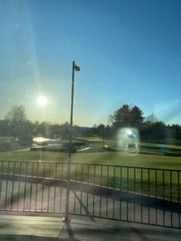 Bild tagen mot golfbanan inifrån restaurangen med trasig kamera.