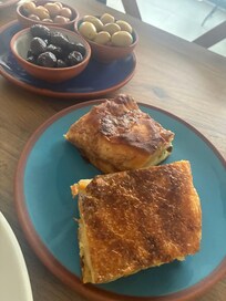 薄いアップルパイみたぃなのと、大きくて丸いフランスパン。美味しかった。