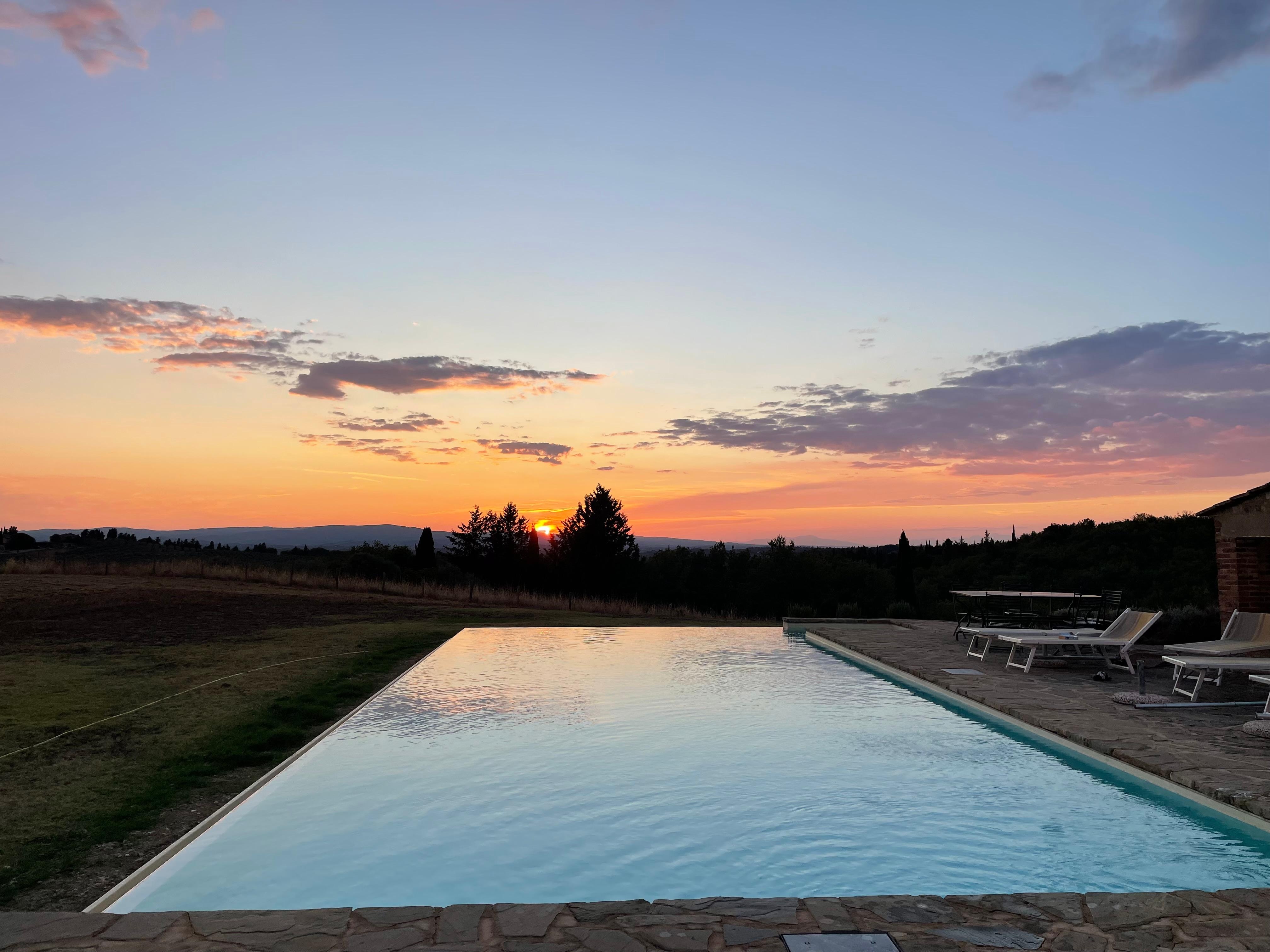 Sonnenuntergang am Pool