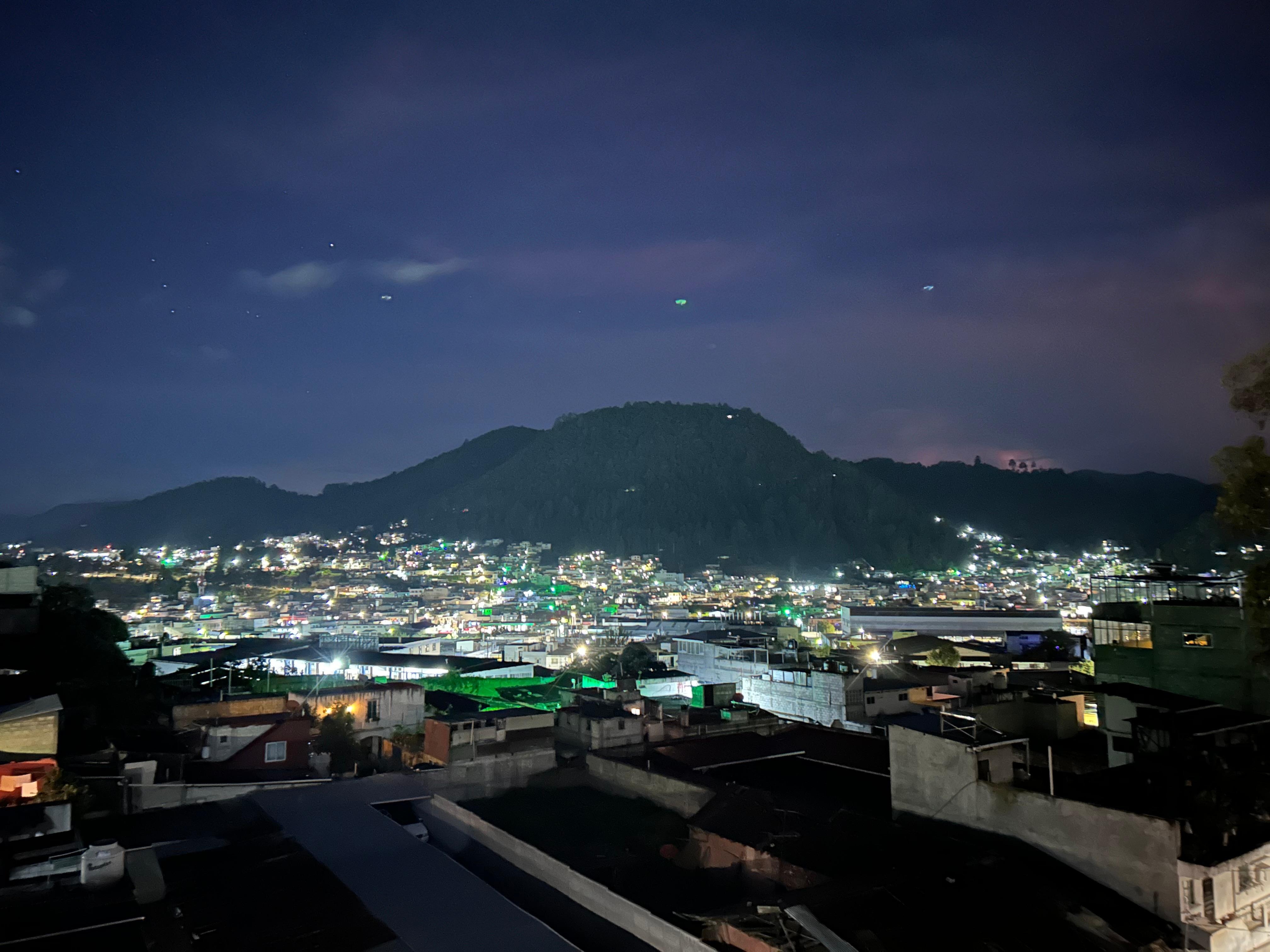 Vista del balcón en la noche