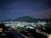 Vista del balcón en la noche
