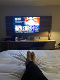 The bed is super cozy, and the sheets are unbelievably soft. As you can see, I’m kicked back on my Netflix account watching the anime One Piece 😌✨