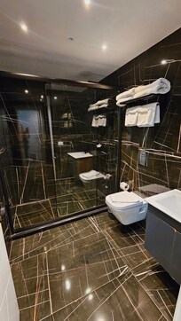 Room's bathroom