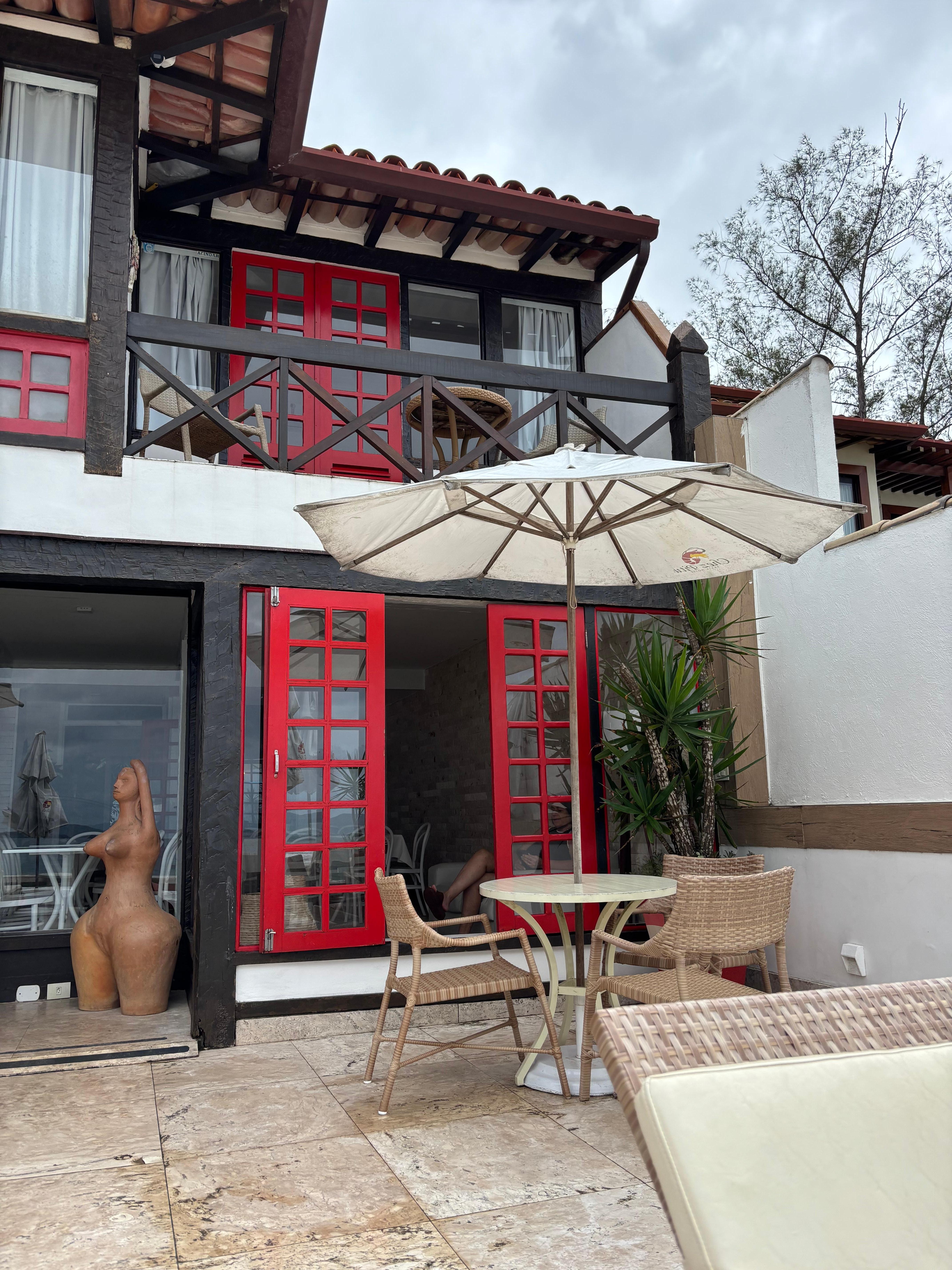 Varanda da pousada perto da piscina.