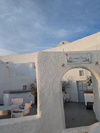 朝ご飯もこちらで頂きました。ホットタブは自分で開けて好きな時に入ることができました。