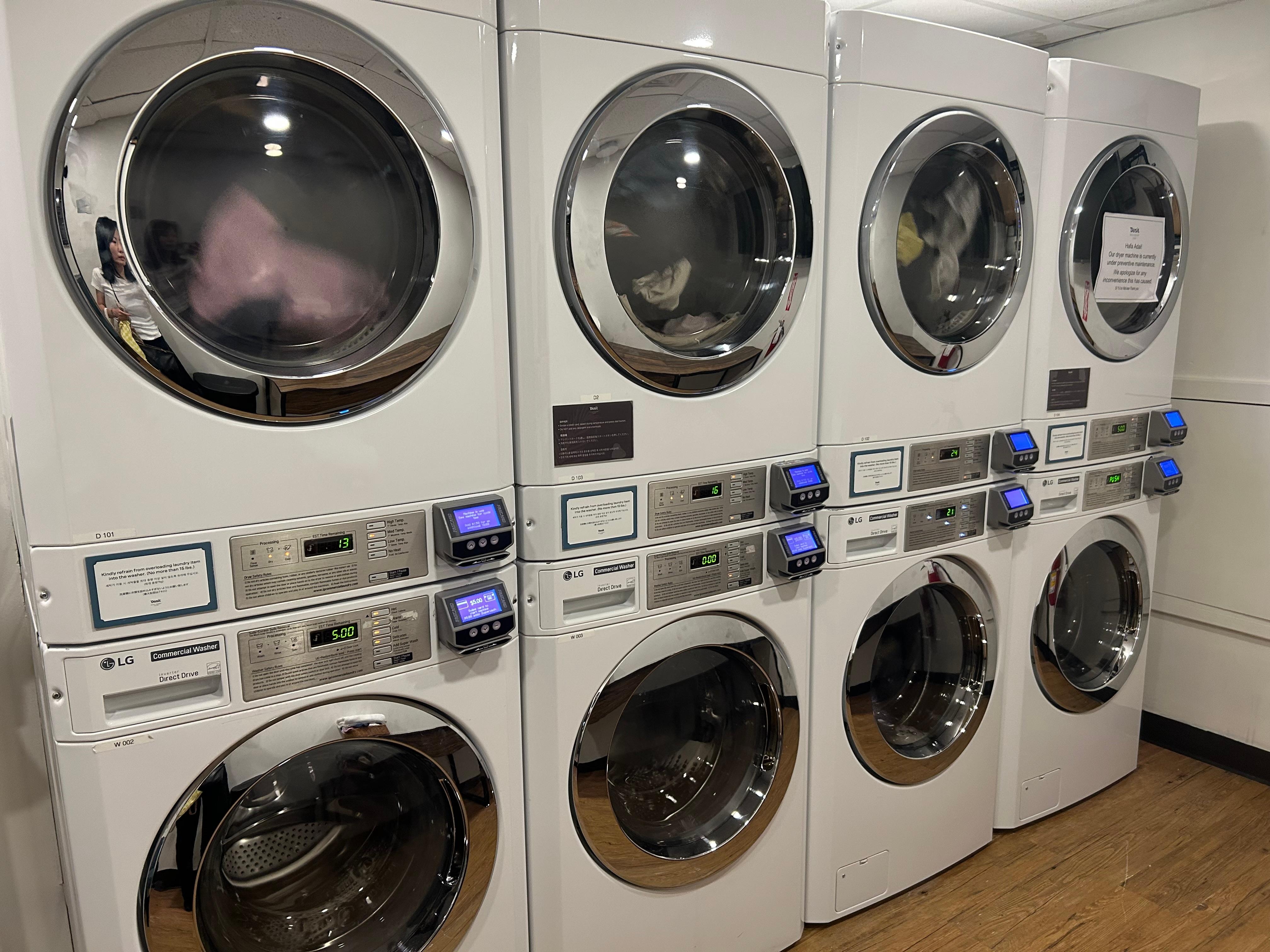 洗濯機4台、乾燥機4台ありました。各5ドルです。