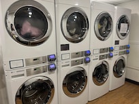 洗濯機4台、乾燥機4台ありました。各5ドルです。