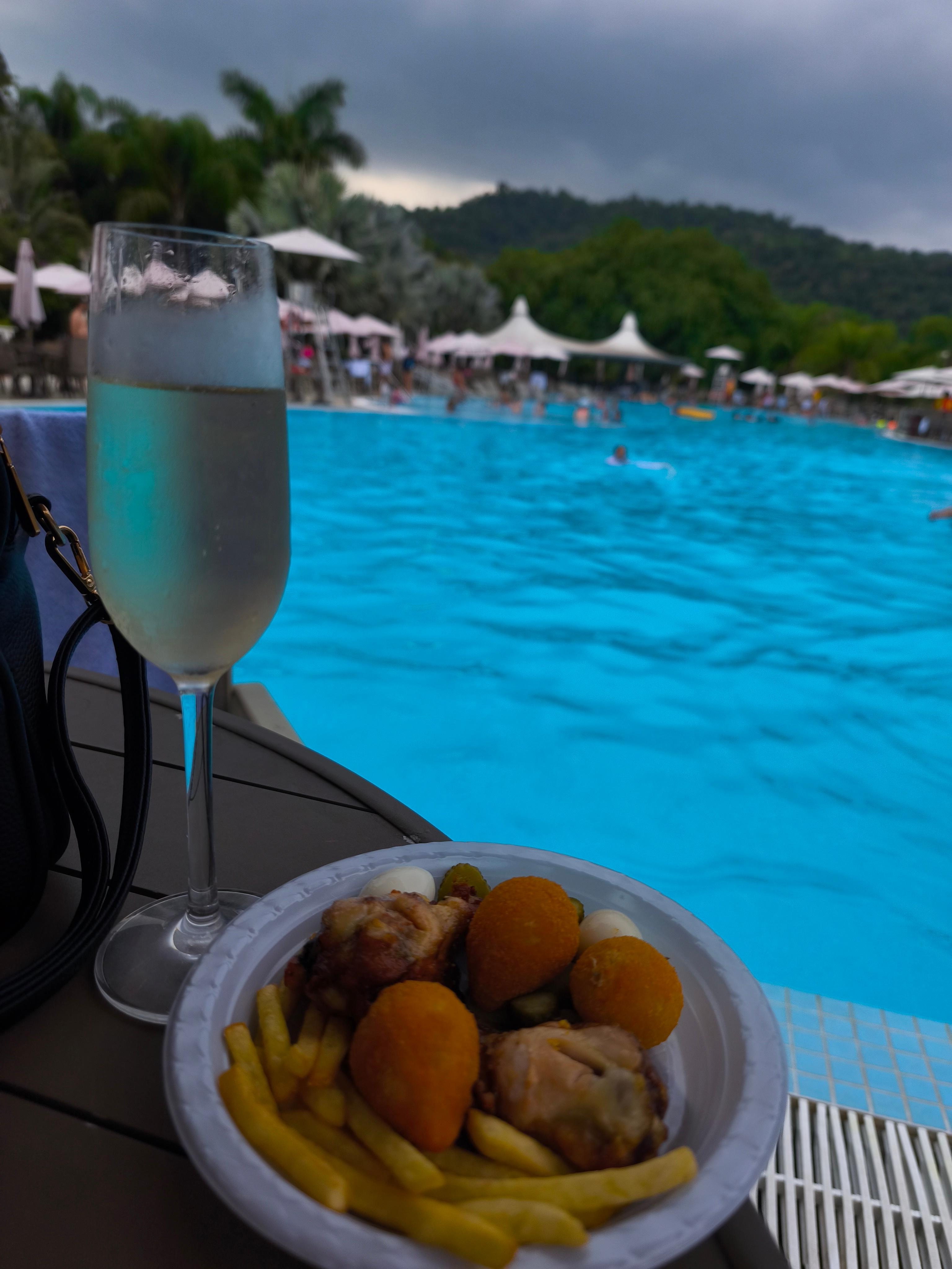 Comidinhas na área da piscina, uma delícia