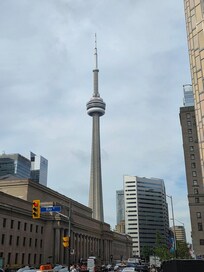 Vue sur la Tour du CN à la sortie du métro Union