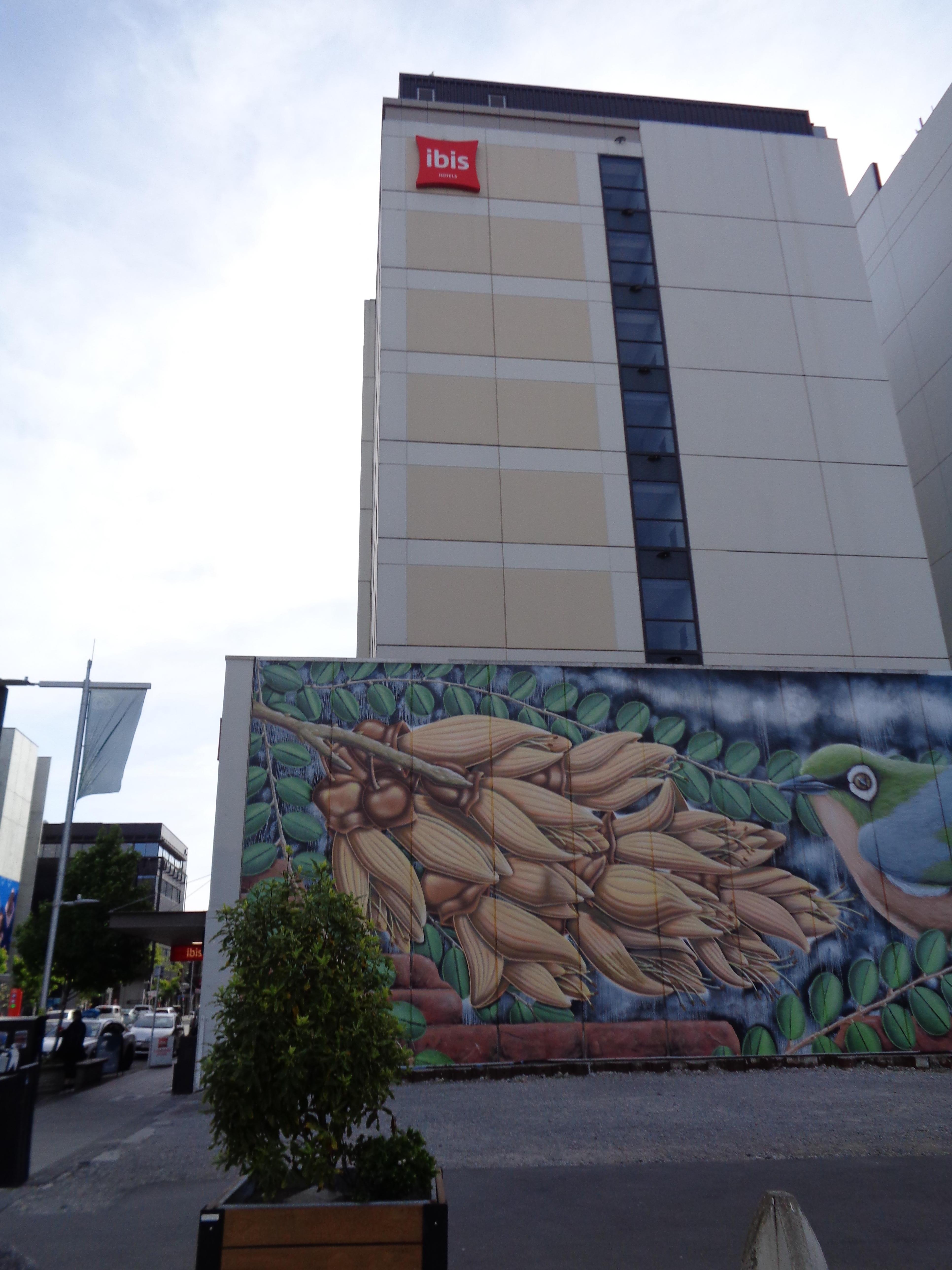 そんなに高いビルではないが　壁画が横に描かれてあり