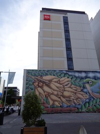 そんなに高いビルではないが 壁画が横に描かれてあり