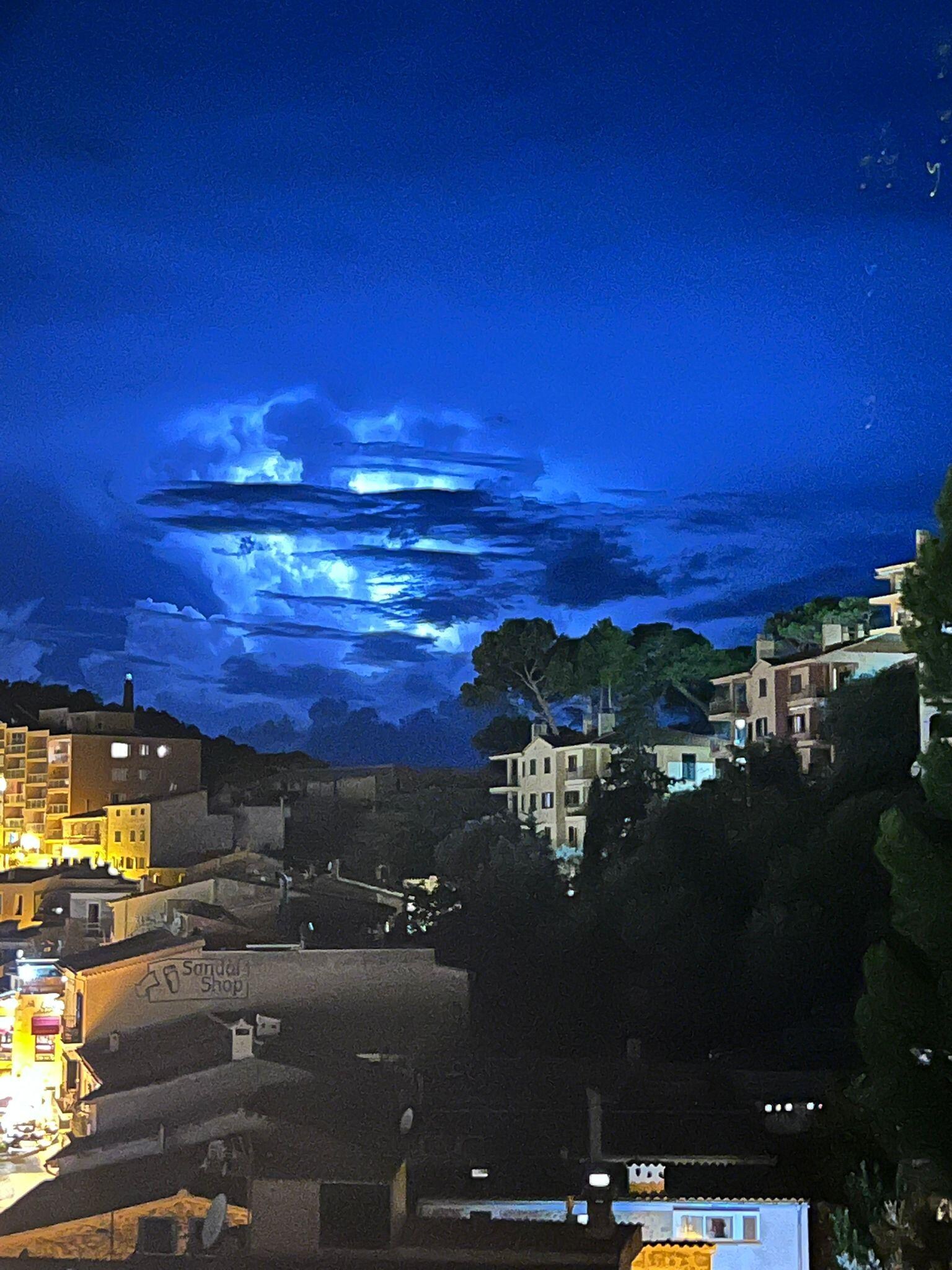 Blick vom Balkon bei Wetterleuchten.
