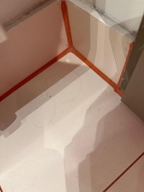 Schmutz und Haare im Bad