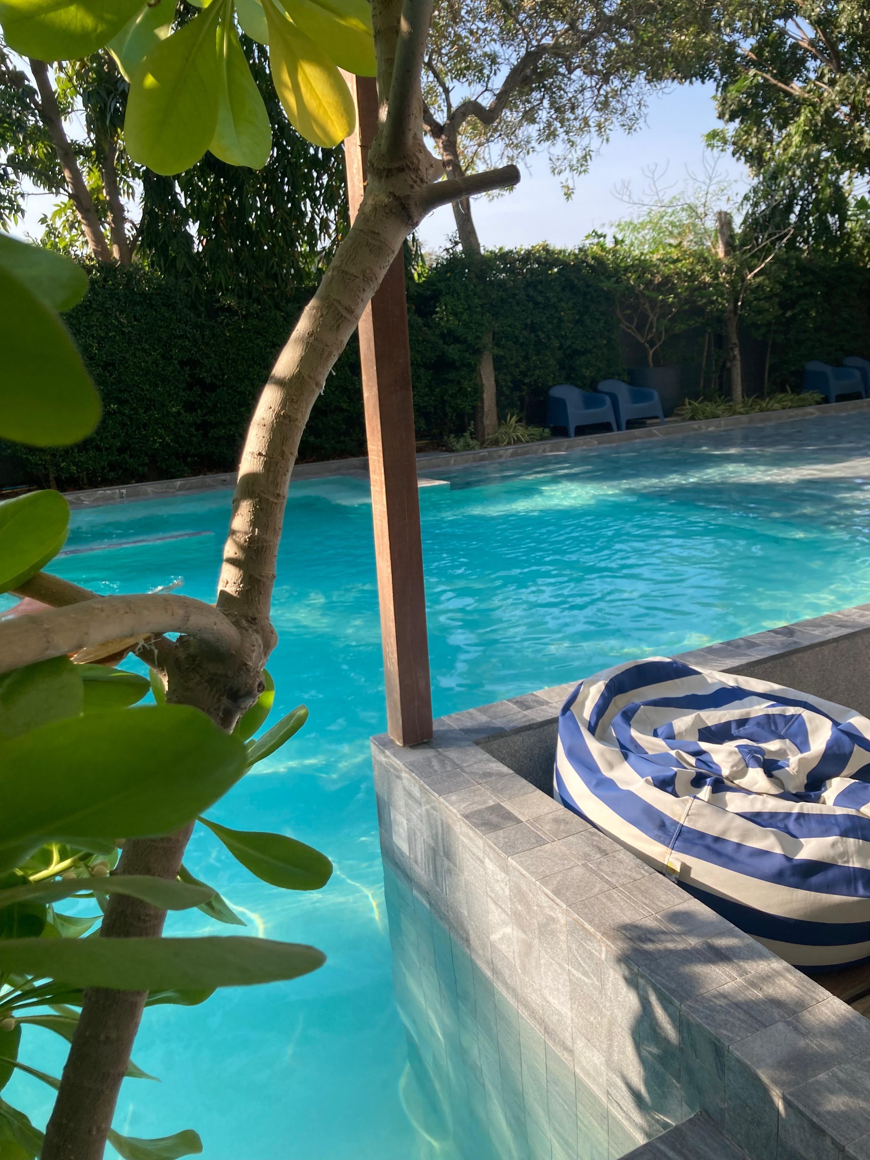 Stora sittsäcksar under tak vid poolen 