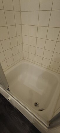 Duschbereich mit sehr hohen Einstieg