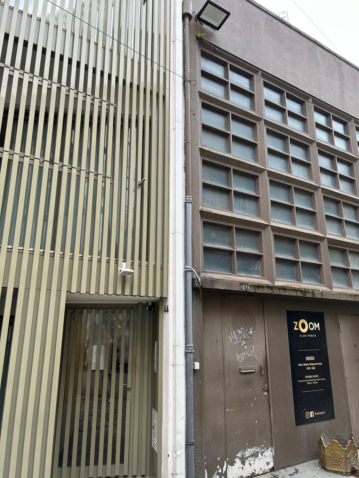 Derrière les grilles à gauche c’est notre logement petit balcon et chambre !!